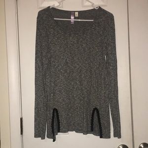 Ribbed  shirt with lace detail